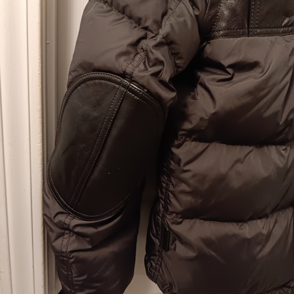 Men' Coach puffer jacket with leather accent on shoulder and elbow. SIZE M - Picture 6 of 7